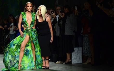 jennifer lopez robe verte versace|green versace jennifer lopez.